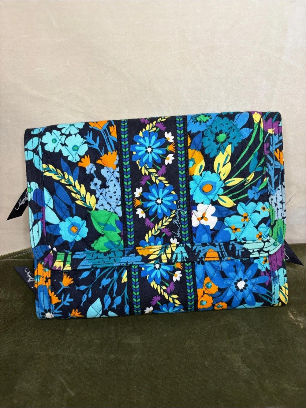 Vera Bradley Navy Floral Quilted Foldover traveling holder 10x8”